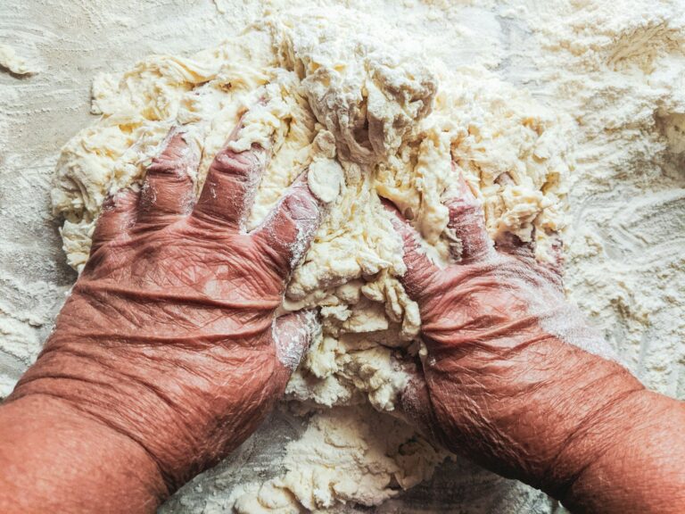 L’influenza della gastronomia tradizionale nel cibo urbano