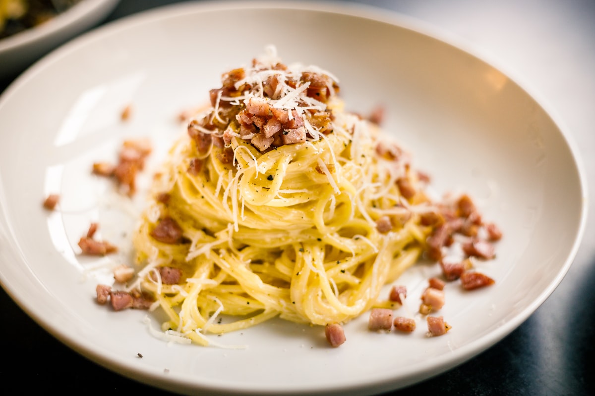 La carbonara perfetta: storia e tecnica del piatto romano