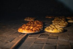 Focaccia ligure e le sue varianti regionali: un viaggio nel pane più amato d’Italia