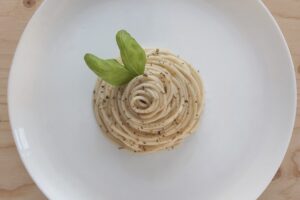 Tiramisu classico italiano con strati di mascarpone e cacao amaro spolverato in superficie
