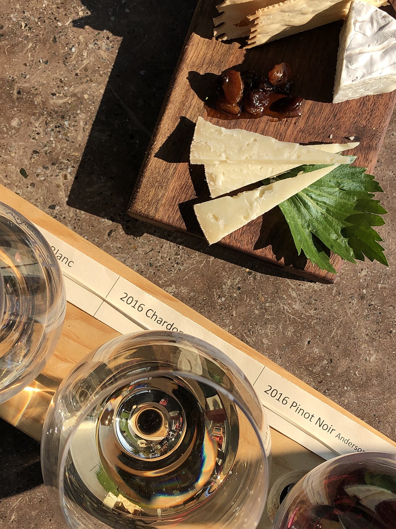 cheese wine tasting (foto: Missvain / CC BY 4.0, Wikimedia Commons)