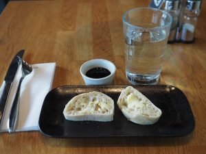 olive oil bread (foto: JIP / CC BY-SA 4.0, Wikimedia Commons)