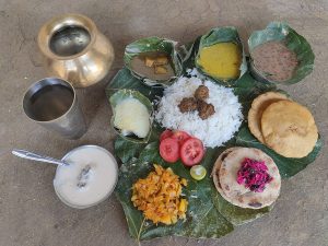 traditional food plate (foto: Satishram1810 / CC BY-SA 4.0, Wikimedia Commons)
