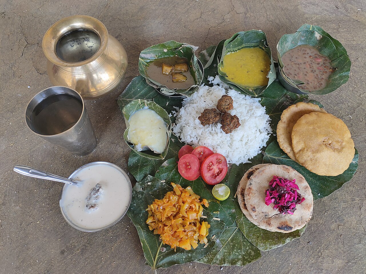 traditional food plate (foto: Satishram1810 / CC BY-SA 4.0, Wikimedia Commons)