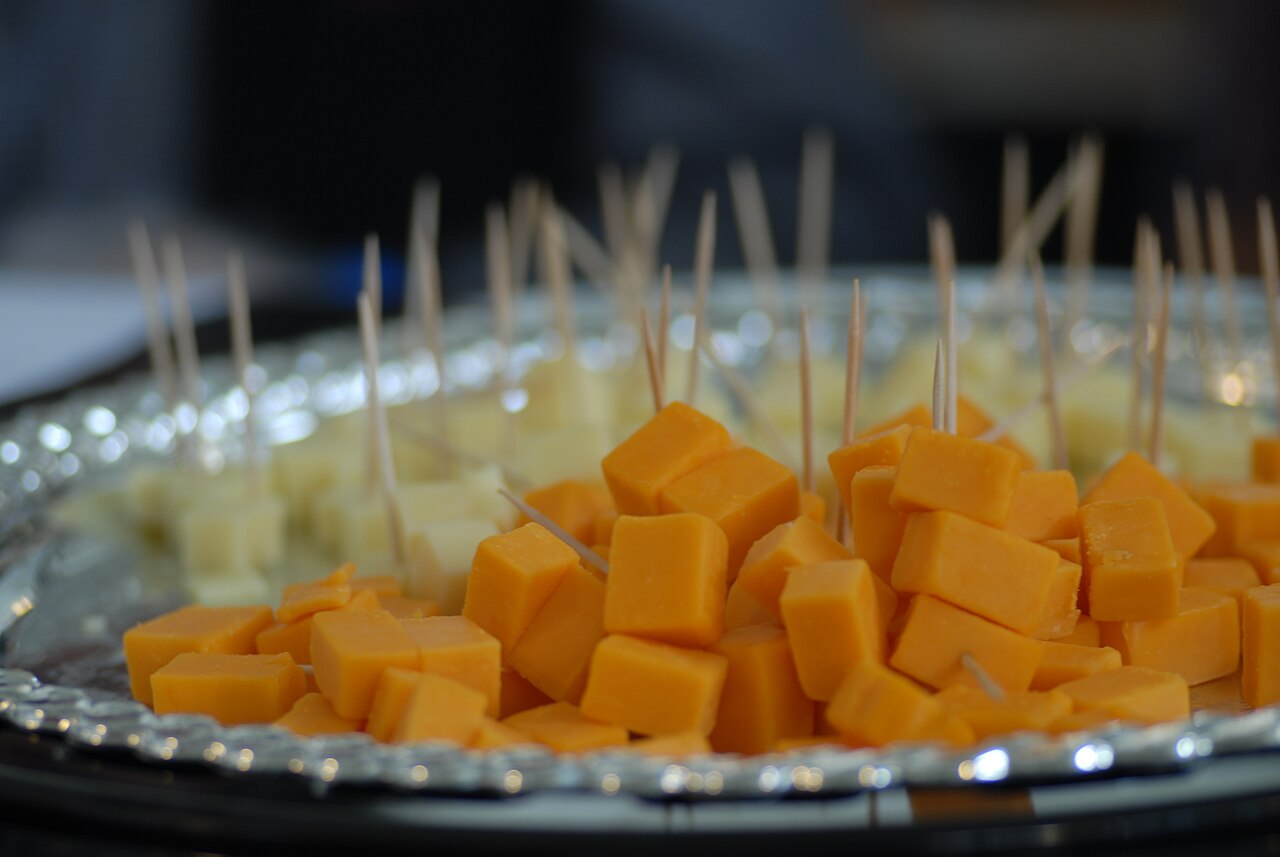 cheese wine tasting (foto: Guillaume Paumier / CC BY-SA 3.0, Wikimedia Commons)