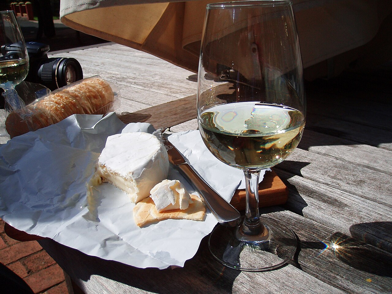 cheese wine tasting (foto: Amanda Slater / CC BY-SA 2.0, Wikimedia Commons)