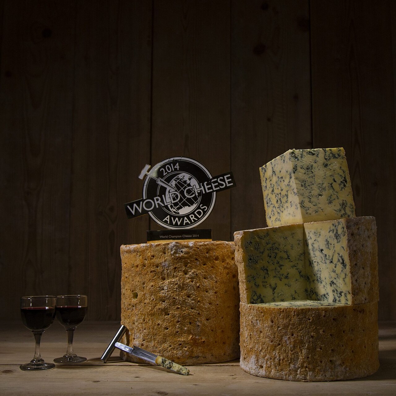 cheese wine tasting (foto: Panda190200 / CC BY-SA 4.0, Wikimedia Commons)