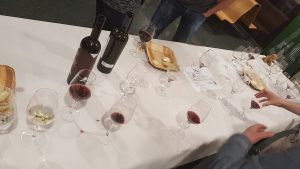 cheese wine tasting (foto: Toni Hermoso Pulido from Barcelona, Catalonia / CC BY-SA 2.0, Wikimedia Commons)