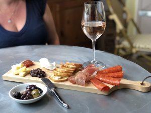 cheese wine tasting (foto: Missvain / CC BY 4.0, Wikimedia Commons)