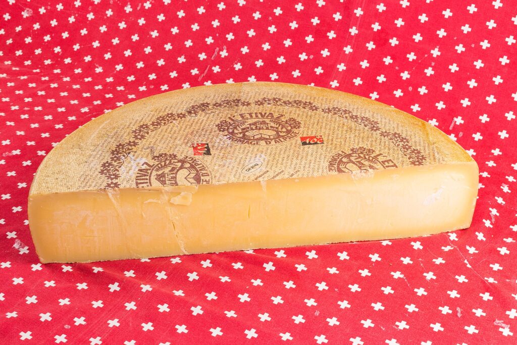 Fra giugno e settembre il latte d’alpeggio cambia, e il formaggio lo registra