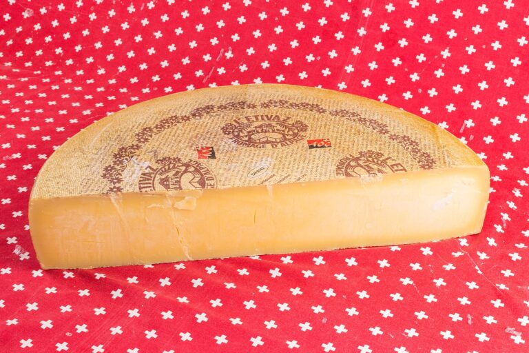 Fra giugno e settembre il latte d’alpeggio cambia, e il formaggio lo registra