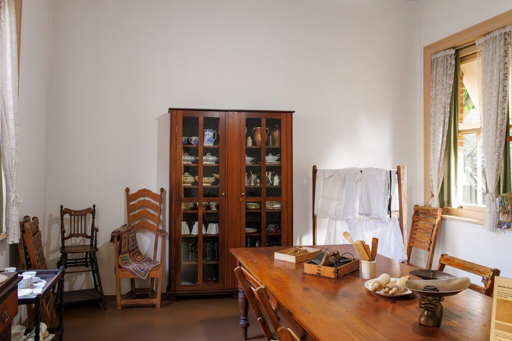 Fette sottili di prosciutto crudo disposte su un tagliere di legno accanto al pane