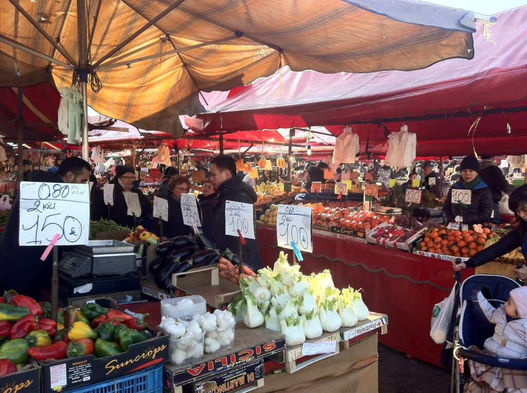 Un sabato di settembre dentro Porta Palazzo, dall’apertura alla chiusura