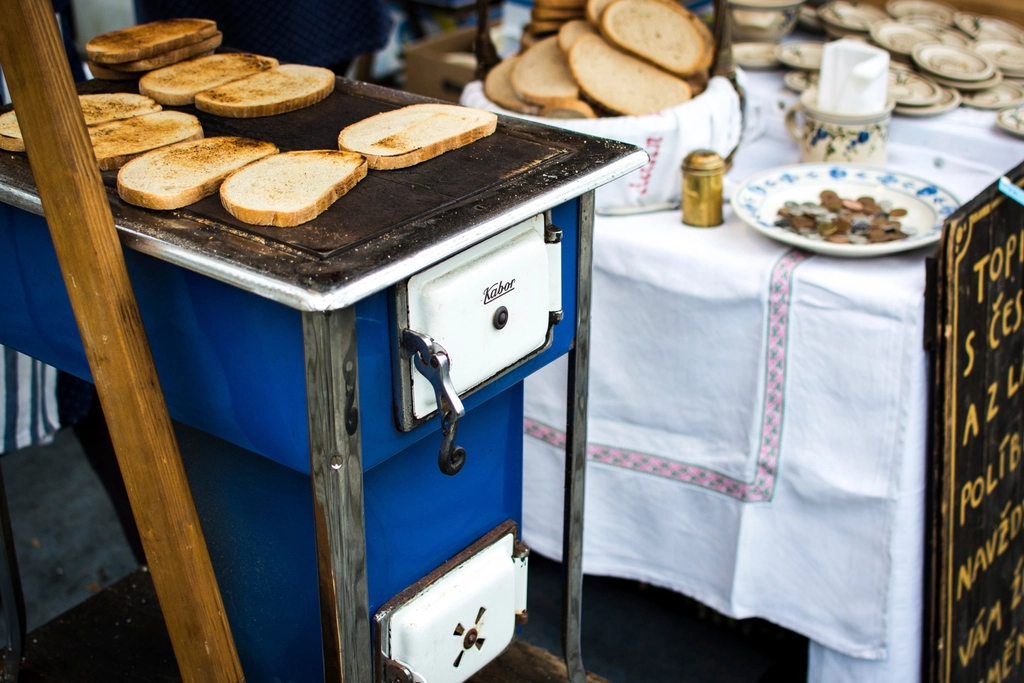 Fette spesse di pane casereccio tostate e allineate su una griglia da forno