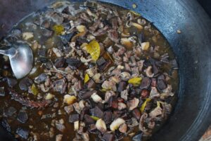 Cinghiale in umido, la marinatura al vino toglie il sentore forte
