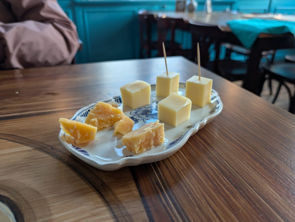 Tagliere con porzioni di formaggio erborinato disposte per un assaggio comparato